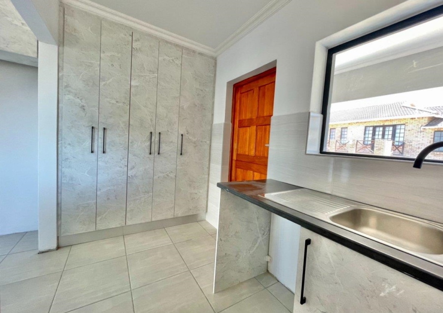 5 Bedroom Property for Sale in Wavecrest Eastern Cape